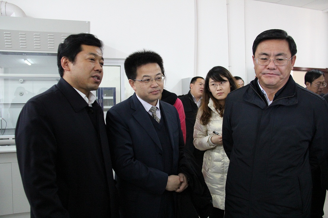 鄂爾多斯市市長廉素聽取劉萬里董事長匯報紫荊科技情況